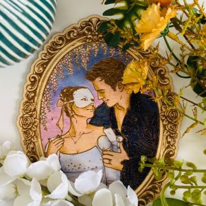 cadre en bois grave et peint acrylique bridgerton Sophie et Benedict